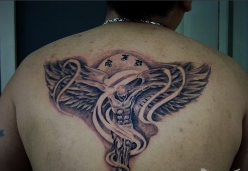 点击大图看下一张：男士背部一款守护天使 纹身图案