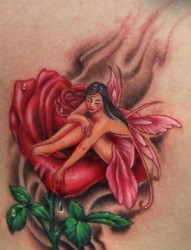 玫瑰花朵中的精灵纹身