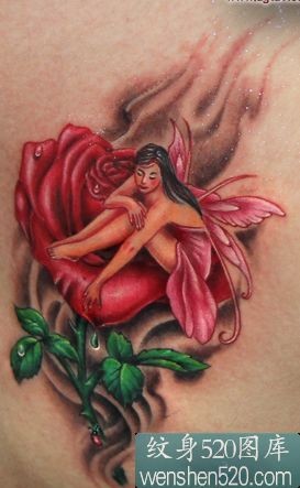 点击大图看下一张：玫瑰花朵中的精灵纹身