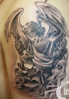 点击大图看下一张：一款美丽的天使纹身图案