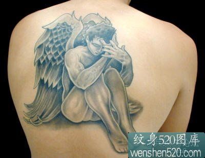 点击大图看下一张：背部带翅膀的男子天使纹身