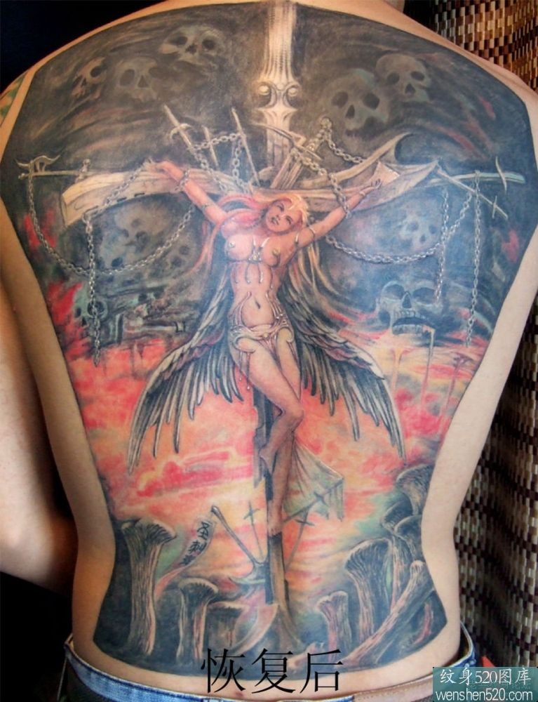 点击大图看下一张：满背绑在十字架上的天使纹身