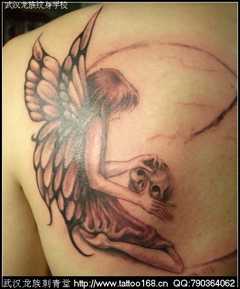 点击大图看下一张：美女背部天使骷髅纹身图片