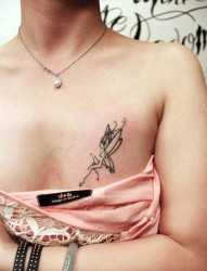 女人胸部前卫小巧的精灵纹身图片