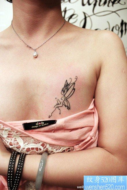 点击大图看下一张：女人胸部前卫小巧的精灵纹身图片