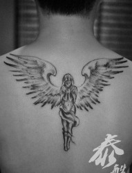 后背经典流行的一张黑白天使纹身图片