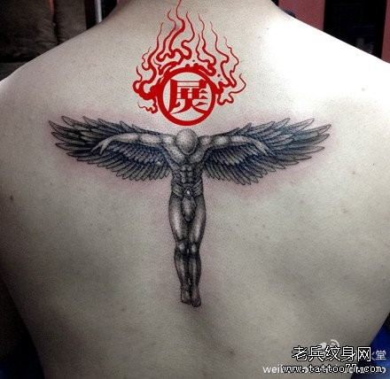 点击大图看下一张：后背经典流行的一张黑白天使纹身图片