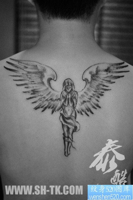 点击大图看下一张：后背流行经典的黑白天使纹身图片