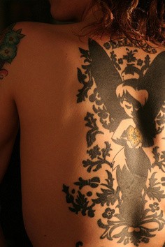 点击大图看下一张：性感美女背部迷人天使刺青