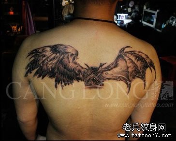 点击大图看下一张：后背流行很帅是天使与恶魔翅膀纹身图片