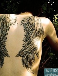 后背部左右两只黑色天使翅膀纹身图