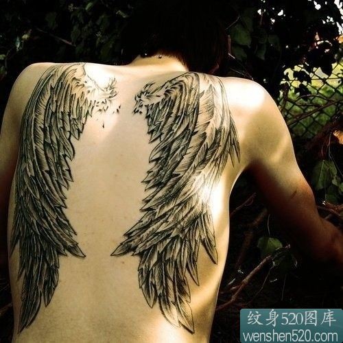 点击大图看下一张：后背部左右两只黑色天使翅膀纹身图