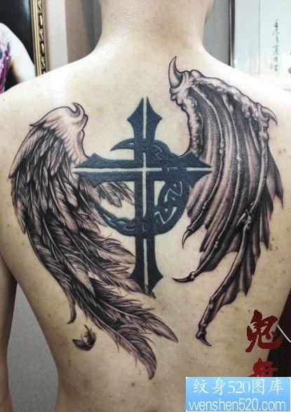 点击大图看下一张：后背前卫很帅的天使恶魔翅膀纹身图片