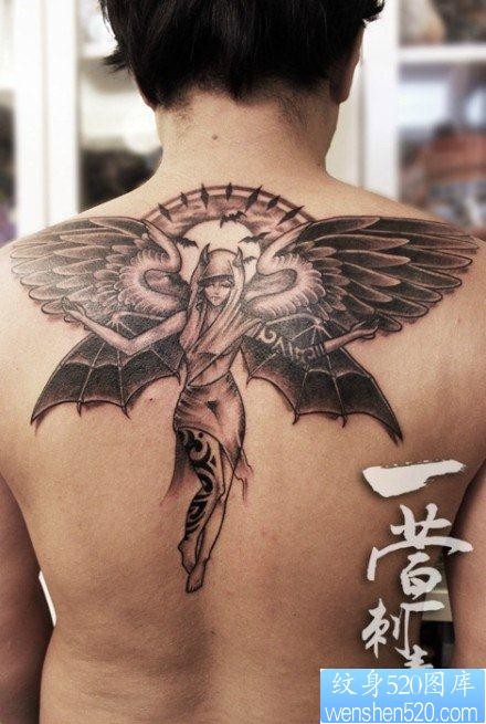 点击大图看下一张：男性后背流行漂亮的天使纹身图片