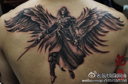 点击大图看下一张：男性后背流行经典的黑白天使翅膀纹身图片
