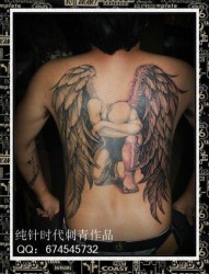 男生后背流行很酷的黑白天使纹身图片