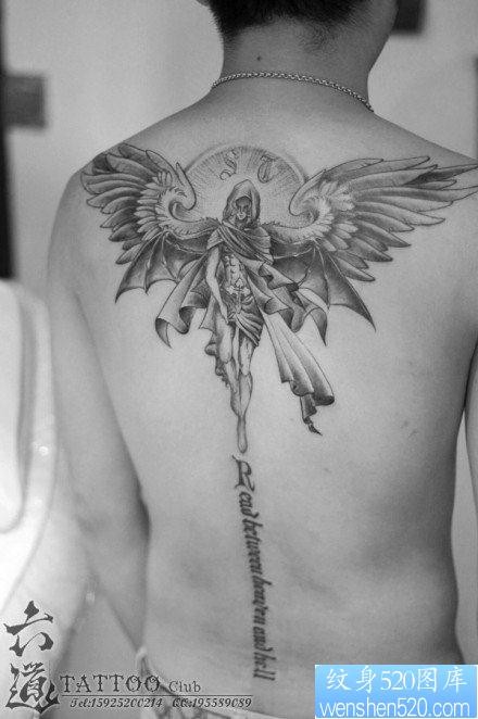 点击大图看下一张：男生后背经典前卫的天使翅膀纹身图片