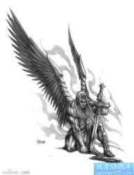 一张流行经典的黑白男天使纹身图片