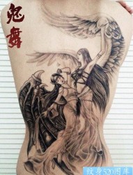 后背流行前卫的一对天使纹身图片