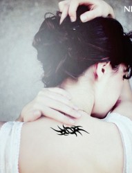 女人颈前卫唯美的黑白图腾纹身图片