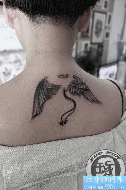 点击大图看下一张：女人背部流行的一半天使一般恶魔翅膀纹身图片