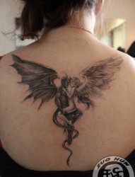 后背流行经典的天使与恶魔纹身图片