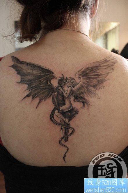 点击大图看下一张：后背流行经典的天使与恶魔纹身图片