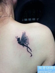 女人肩背一张小精灵纹身图片