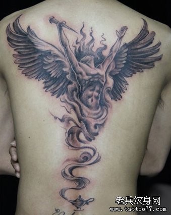 点击大图看下一张：背部一张黑灰守护天使纹身图片