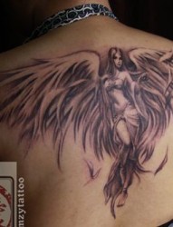 女人肩背好看的天使翅膀纹身图片
