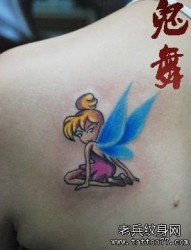 女孩子肩背一张彩色小精灵纹身图片