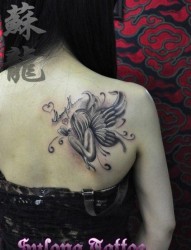 女人肩膀唯美流行的小天使纹身图片