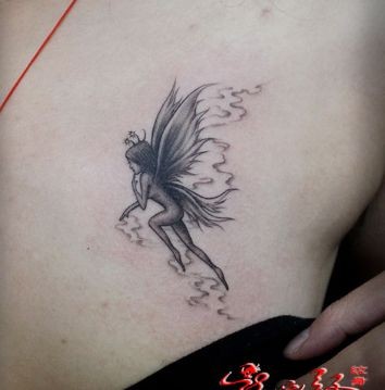点击大图看下一张：女孩子胸部精灵翅膀纹身图片
