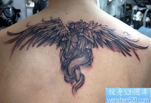 点击大图看下一张：背部好看超酷的天使翅膀纹身图片