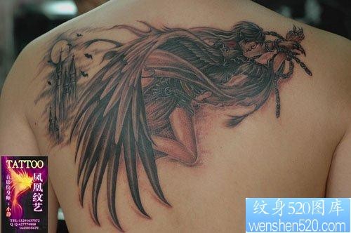 点击大图看下一张：男生背部经典的天使纹身图片