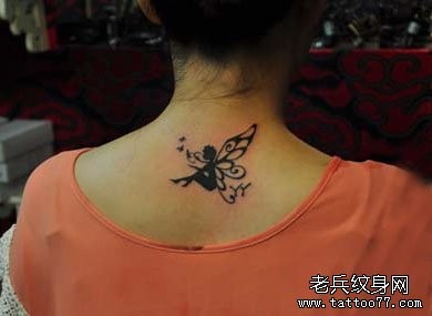点击大图看下一张：女孩颈部可爱的图腾蝴蝶精灵纹身图片
