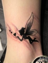 女人腿部可爱的一张小精灵纹身图片