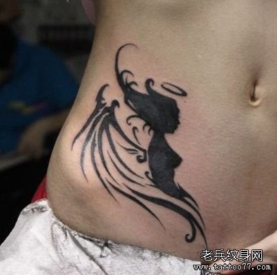 点击大图看下一张：女人腹部好看的图腾天使纹身图片