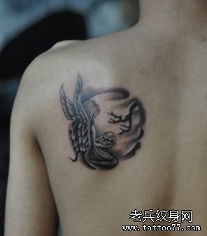 点击大图看下一张：男性肩背一张小精灵纹身图片