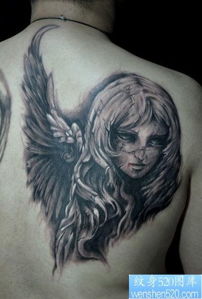 点击大图看下一张：背部经典流行的天使翅膀纹身图片