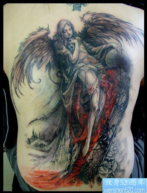 点击大图看下一张：男性喜欢的背部天使翅膀纹身图片