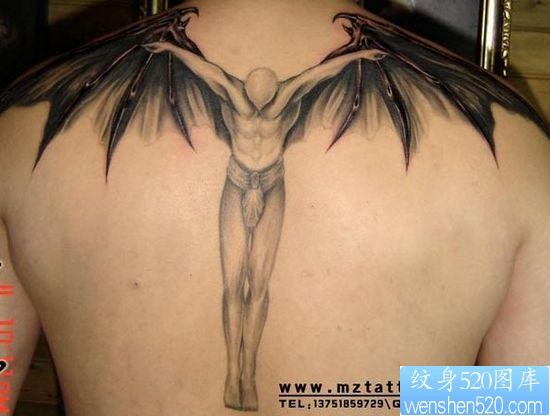 点击大图看下一张：背部帅气的守护天使纹身图片