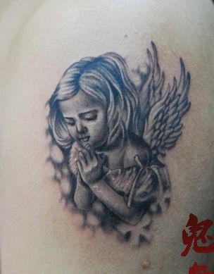 点击大图看下一张：可爱的祈祷的小天使纹身图片