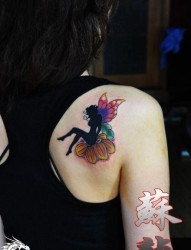 美女肩部唯美好看的精灵翅膀纹身图片