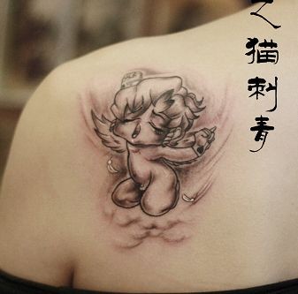 点击大图看下一张:女孩子肩背可爱的小天使丘比特纹身图片