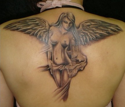 点击大图看下一张：背部一张漂亮的美女天使纹身图片