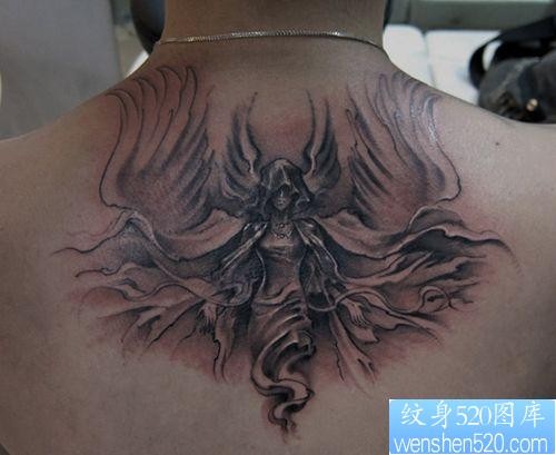 点击大图看下一张：时尚的背部守护天使纹身图片