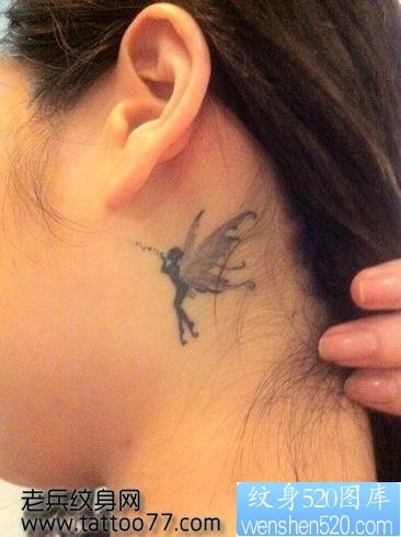 点击大图看下一张：美女颈部可爱小巧的精灵纹身图片