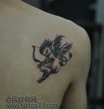 点击大图看下一张：背部可爱的小天使丘比特纹身图片