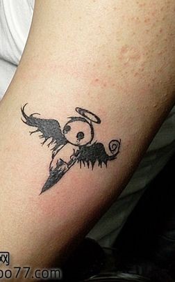 点击大图看下一张：流行的图腾天使纹身图片